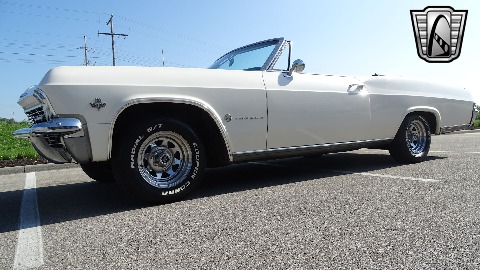 1965 Chevrolet Impala image 23