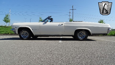 1965 Chevrolet Impala image 24