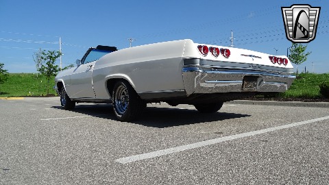 1965 Chevrolet Impala image 25