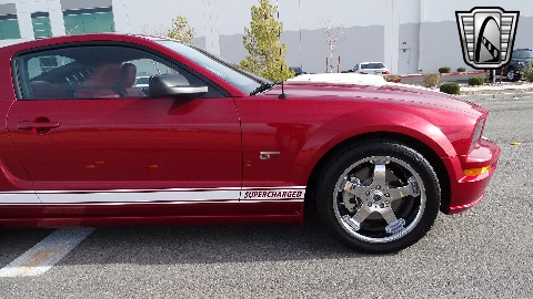 2005 Ford Mustang image 38