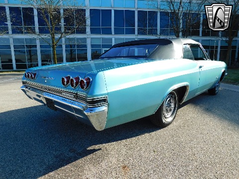 1965 Chevrolet Impala image 16