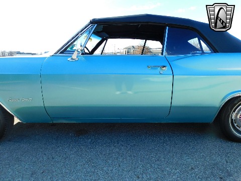 1965 Chevrolet Impala image 28