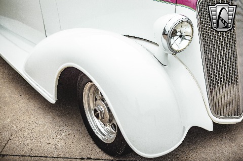 1935 Chevrolet Sedan image 36