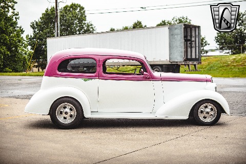 1935 Chevrolet Sedan image 23