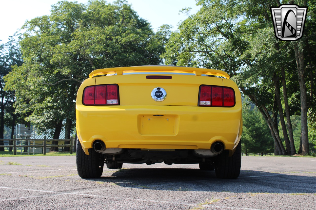2006 Ford Mustang 32