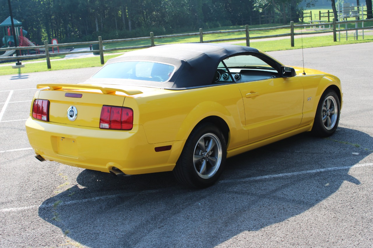 2006 Ford Mustang 33