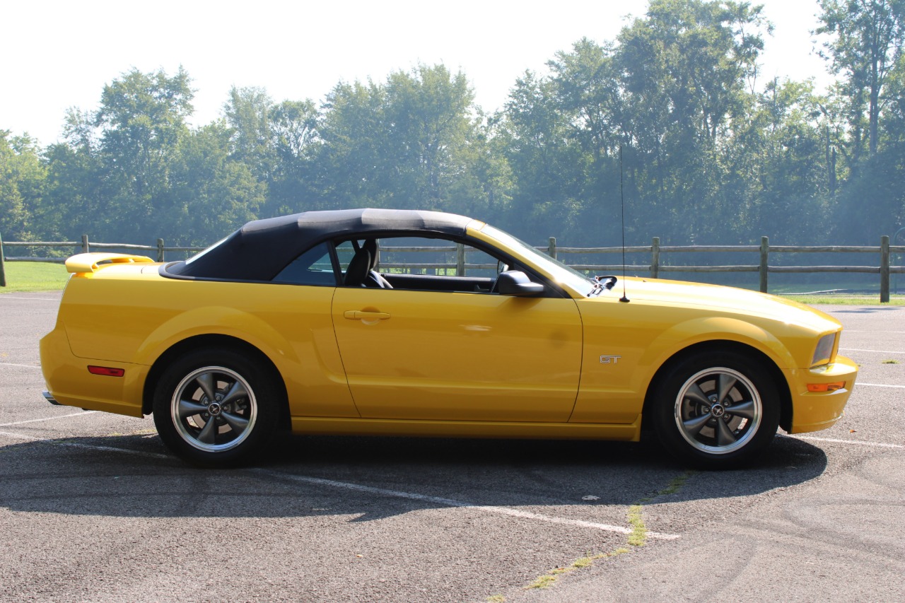 2006 Ford Mustang 36