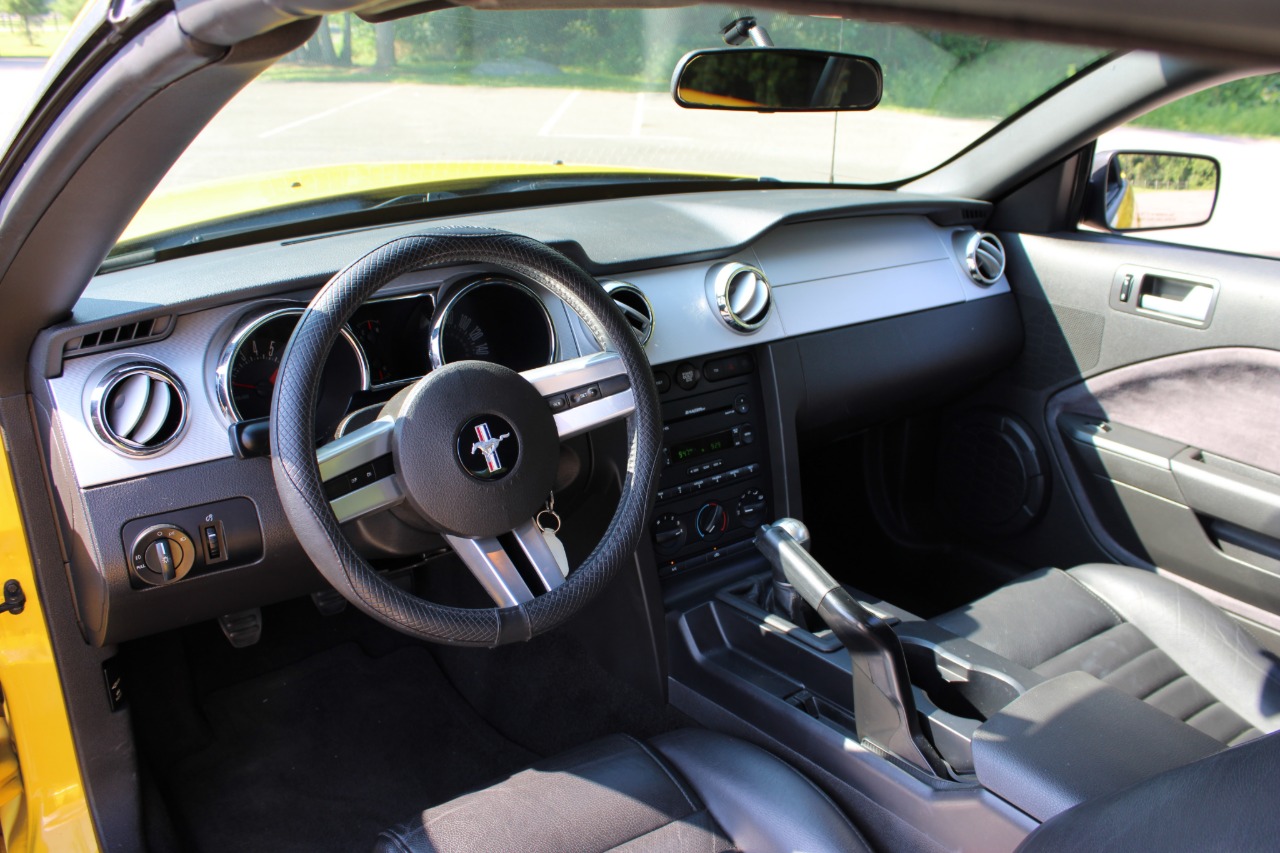 2006 Ford Mustang 16