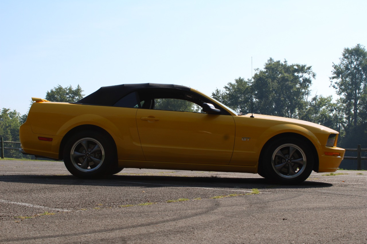 2006 Ford Mustang 37