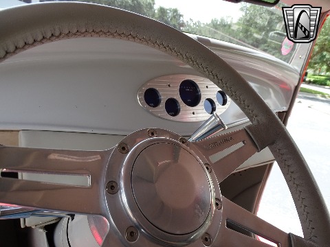 1932 Ford Sedan image 101