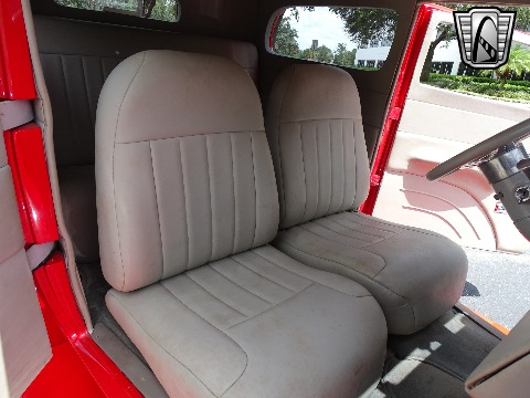 1932 Ford Sedan image 103