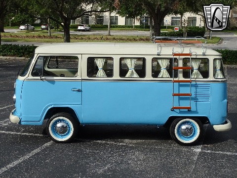 1995 Volkswagen Bus image 12