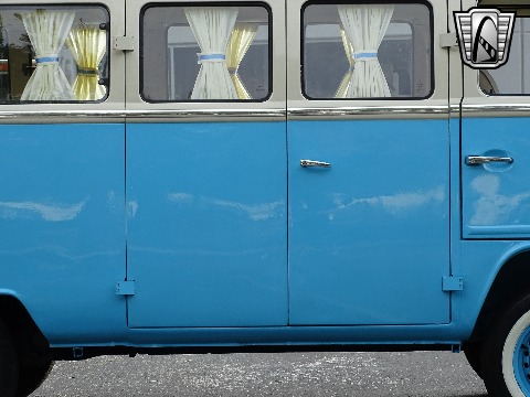 1995 Volkswagen Bus image 38