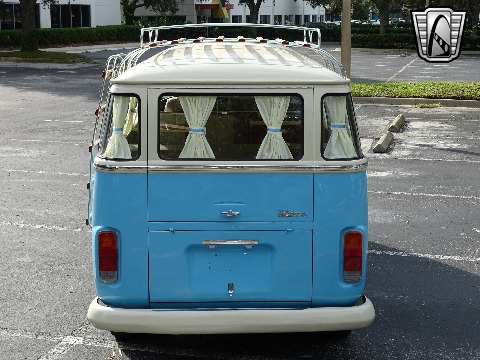 1995 Volkswagen Bus image 18