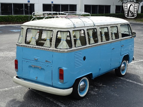 1995 Volkswagen Bus image 21