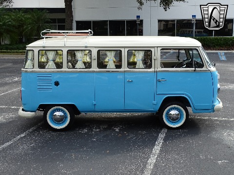 1995 Volkswagen Bus image 24