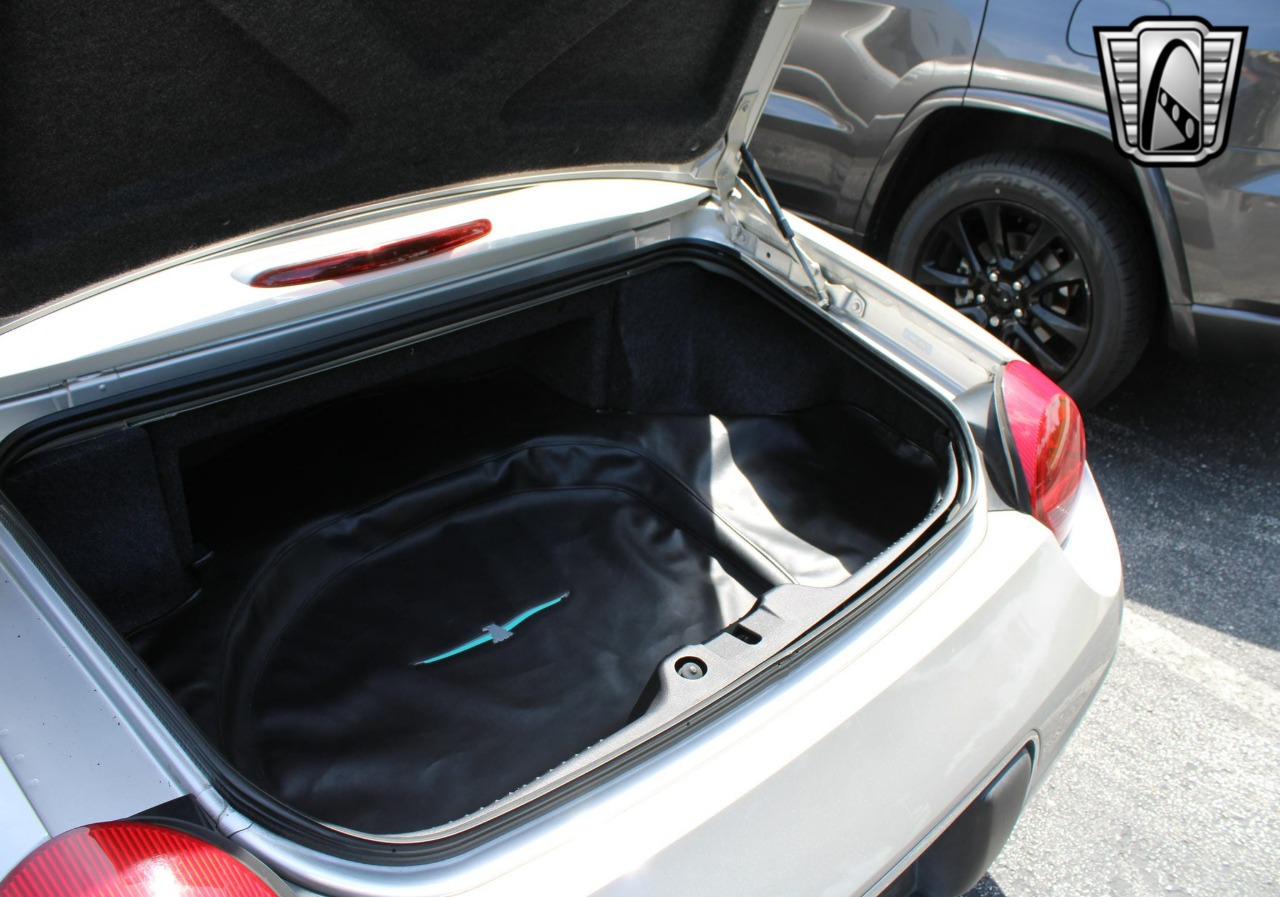 2004 Ford Thunderbird 30