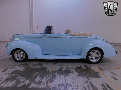 1940 Ford Convertible image 3