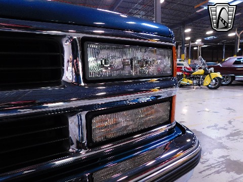 1995 Chevrolet Suburban image 29