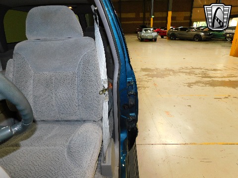 1995 Chevrolet Suburban image 135