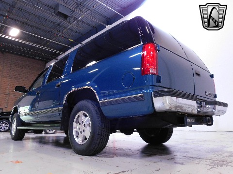 1995 Chevrolet Suburban image 12