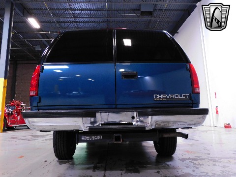 1995 Chevrolet Suburban image 13