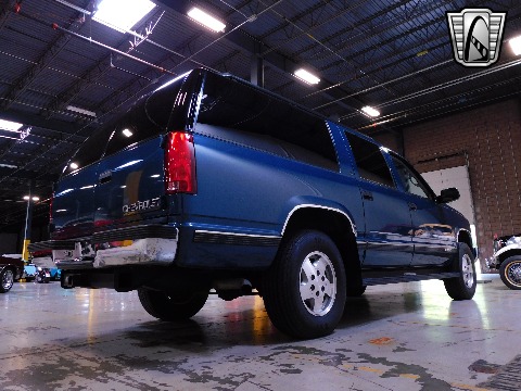 1995 Chevrolet Suburban image 14
