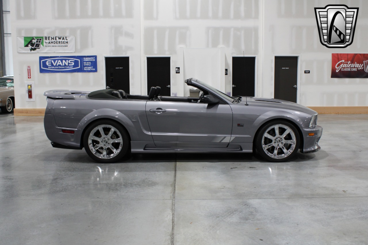 2006 Ford Mustang 36