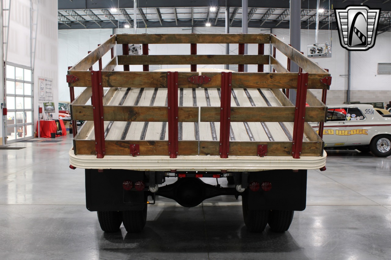 1953 Chevrolet 4400 18