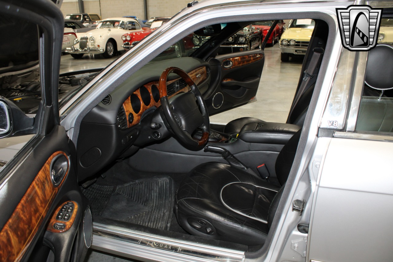 2002 Jaguar XJ-Series 6