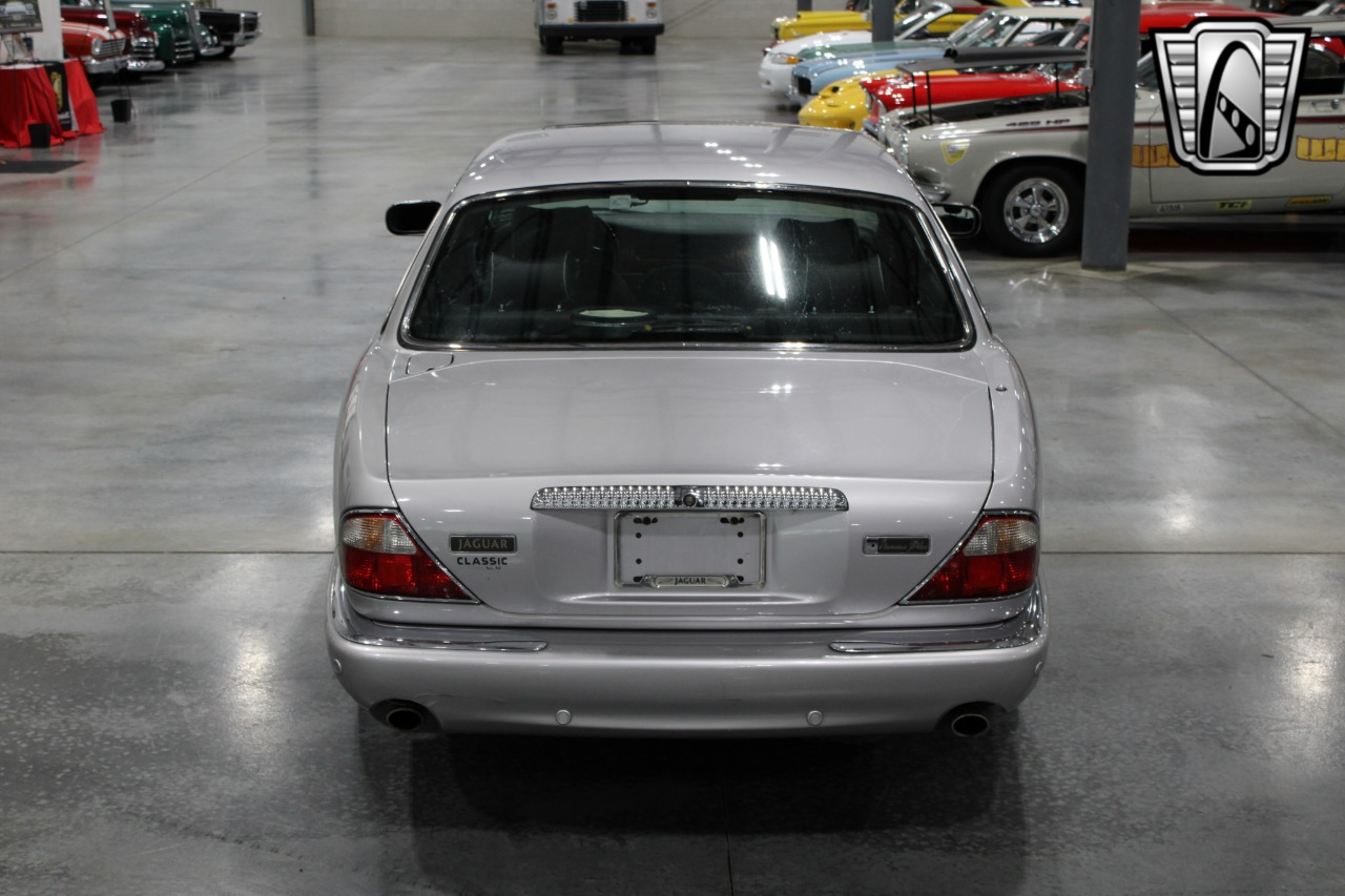 2002 Jaguar XJ-Series 48