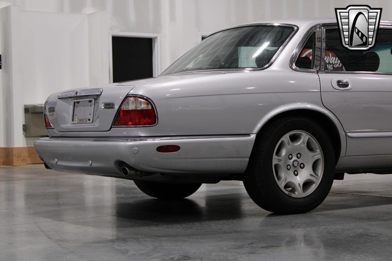 2002 Jaguar XJ-Series 74