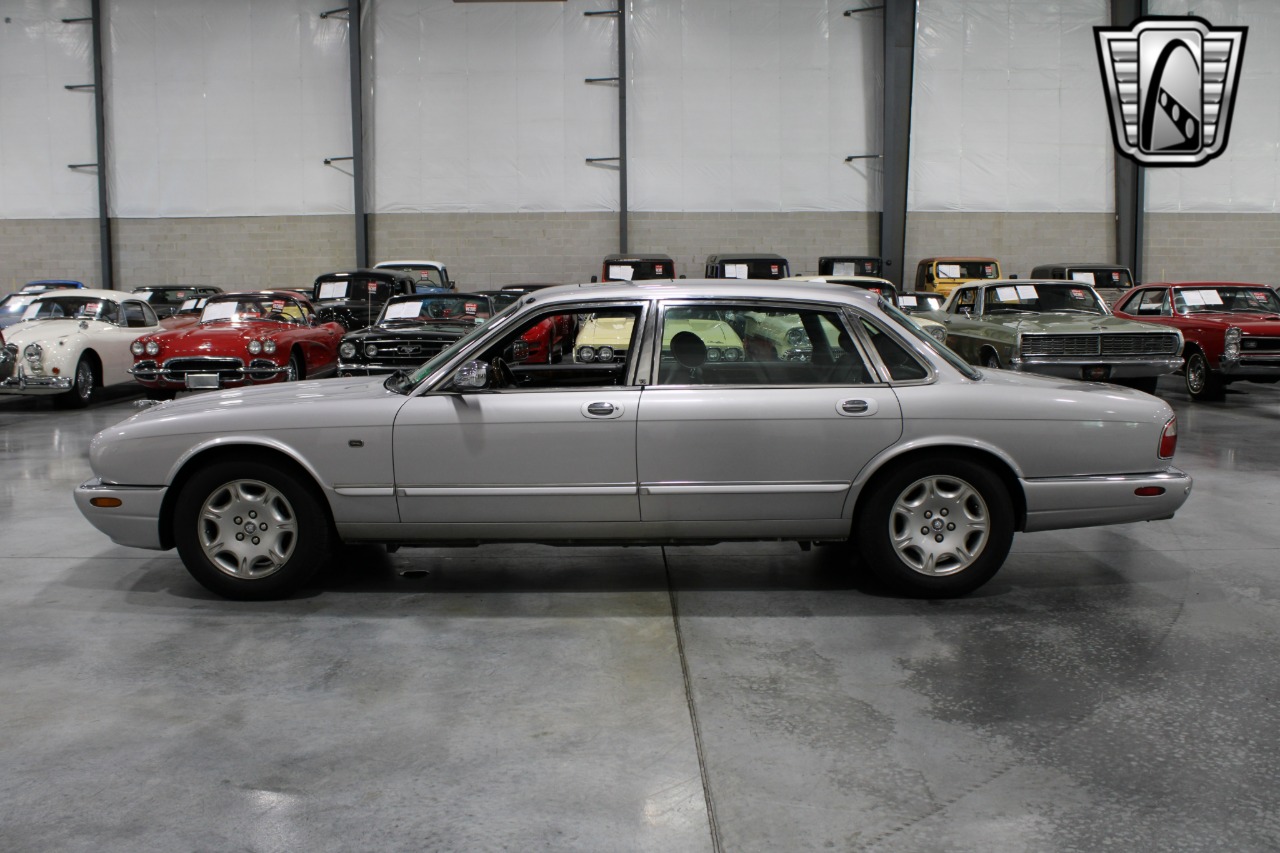 2002 Jaguar XJ-Series 32