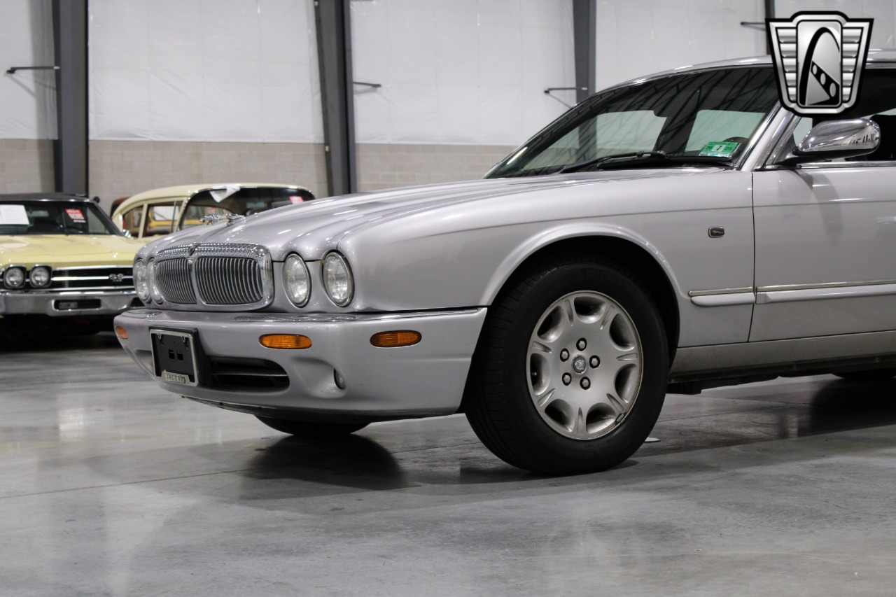 2002 Jaguar XJ-Series 54