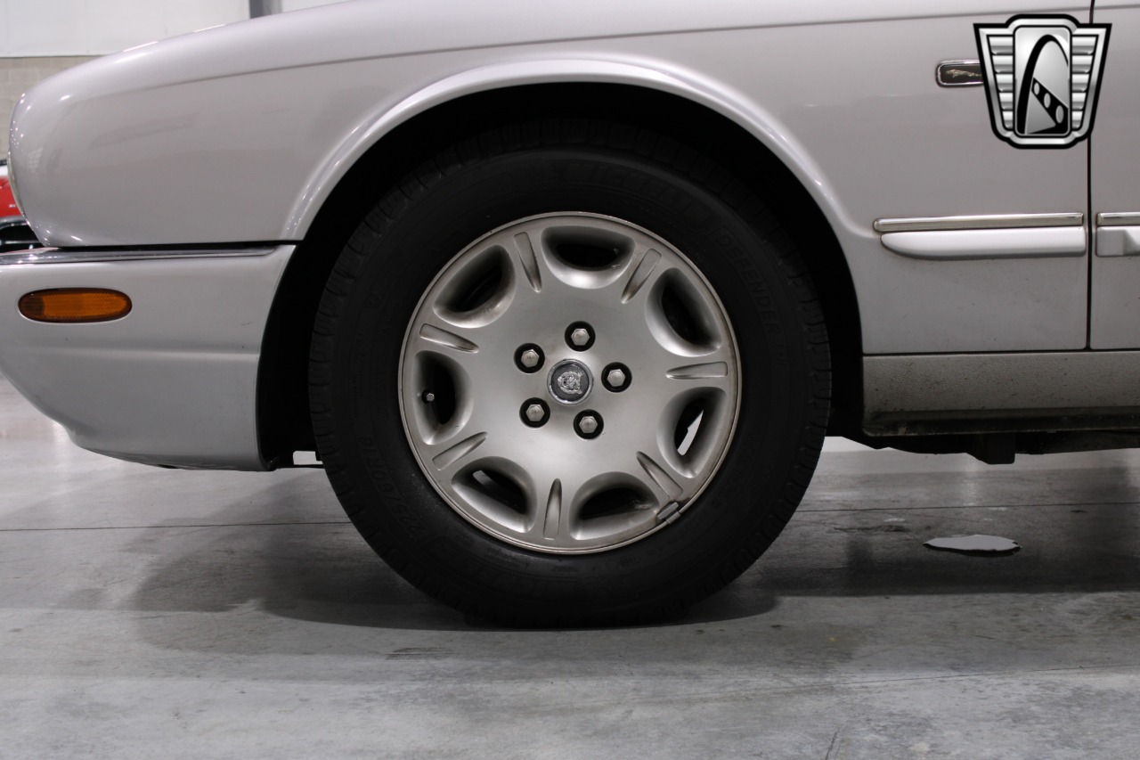 2002 Jaguar XJ-Series 56