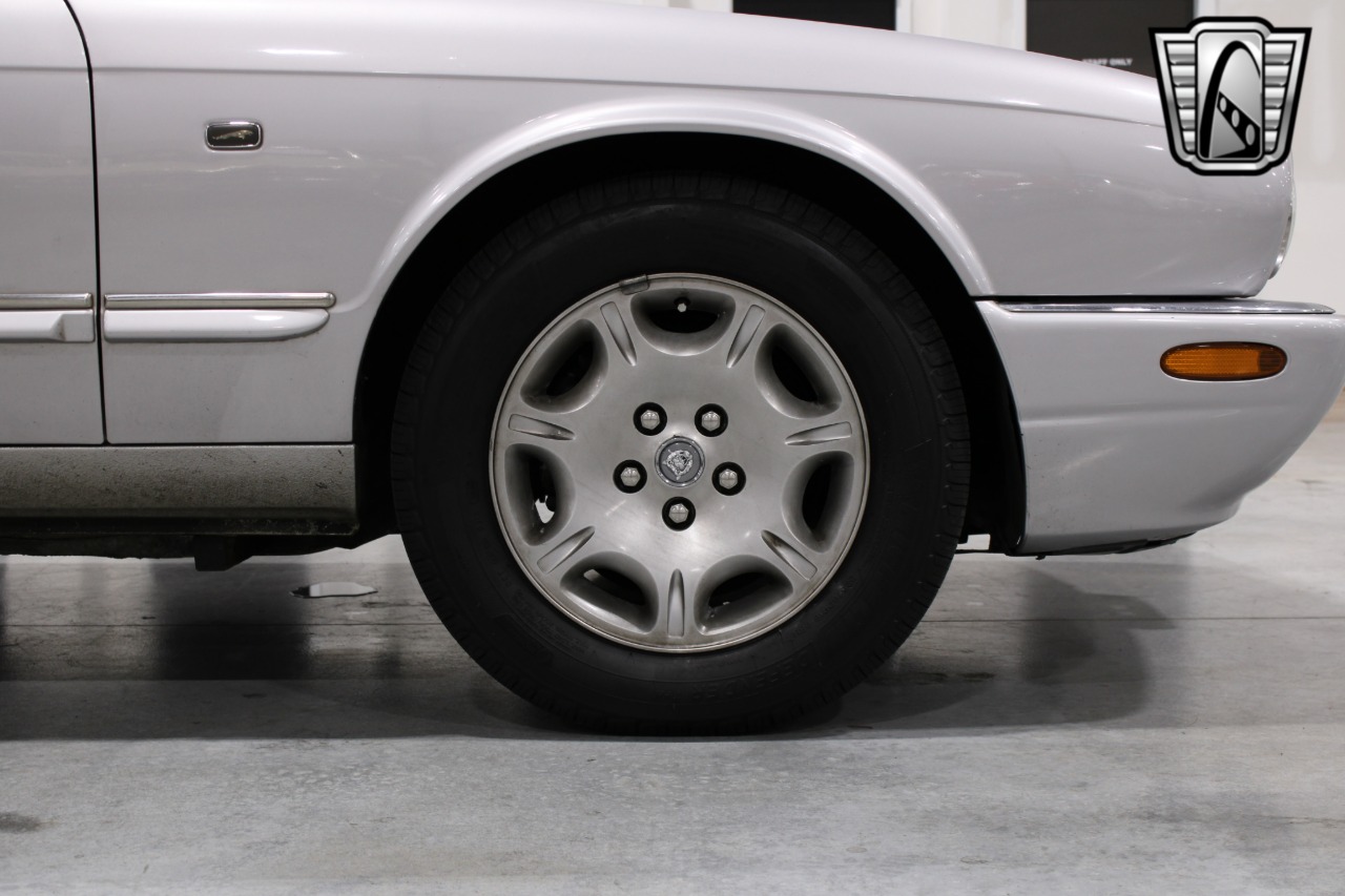 2002 Jaguar XJ-Series 83