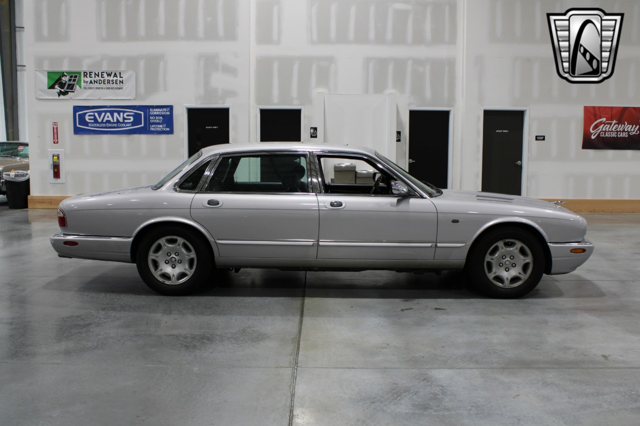 2002 Jaguar XJ-Series 36