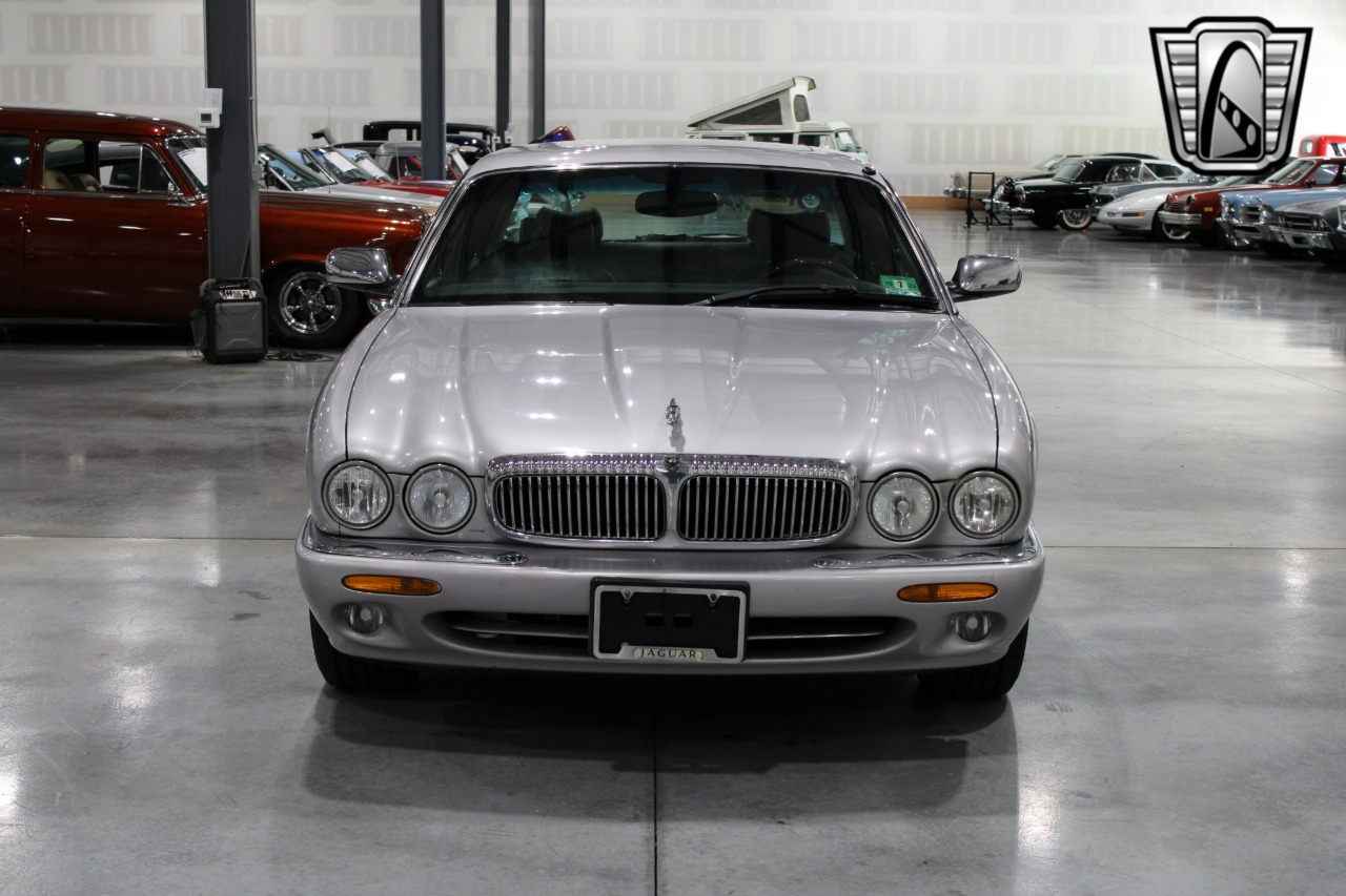 2002 Jaguar XJ-Series 38