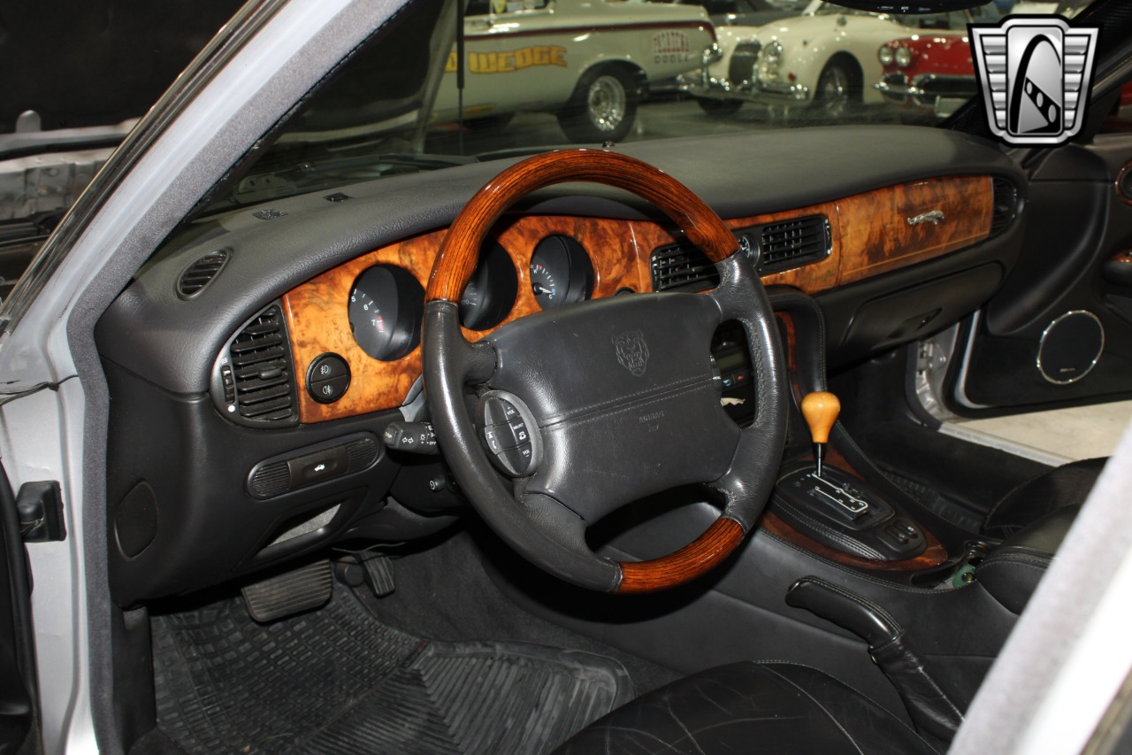 2002 Jaguar XJ-Series 22