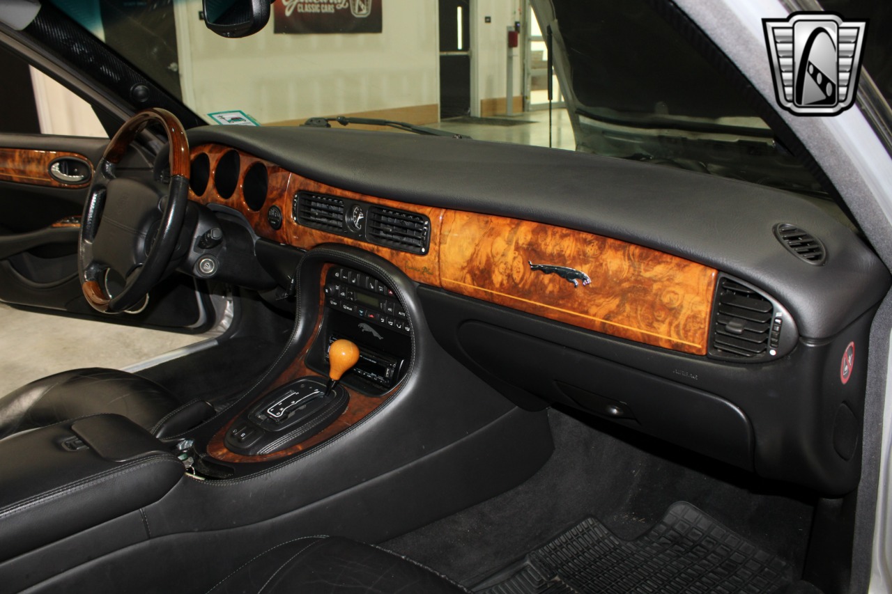 2002 Jaguar XJ-Series 23