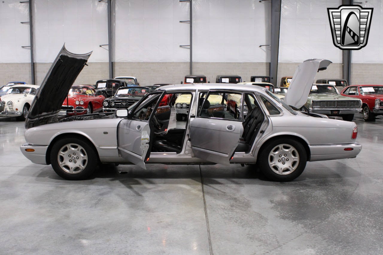 2002 Jaguar XJ-Series 89