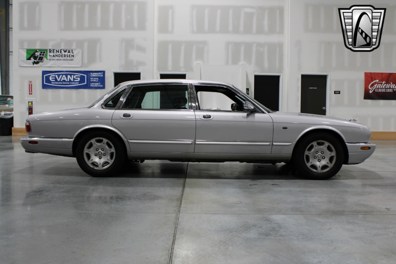 2002 Jaguar XJ-Series 42