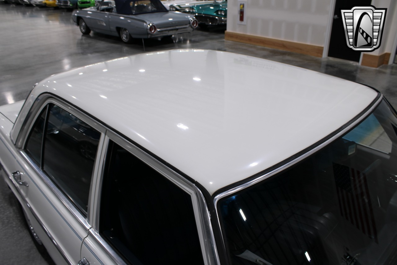 1974 Mercedes-Benz 115 49