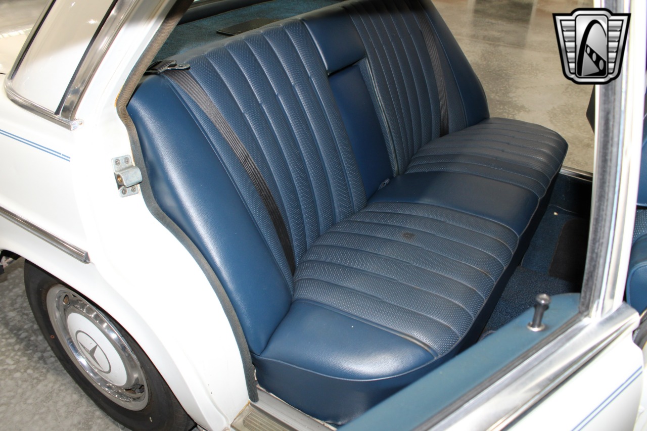 1974 Mercedes-Benz 115 25