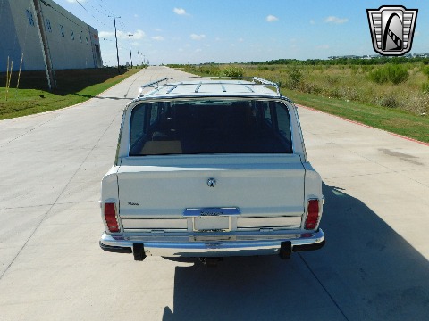 1985 Jeep Grand Wagoneer image 36