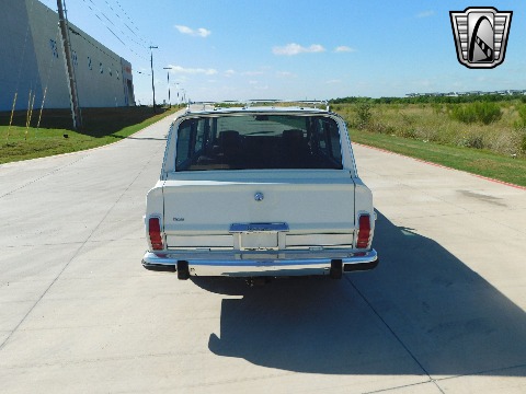 1985 Jeep Grand Wagoneer image 12