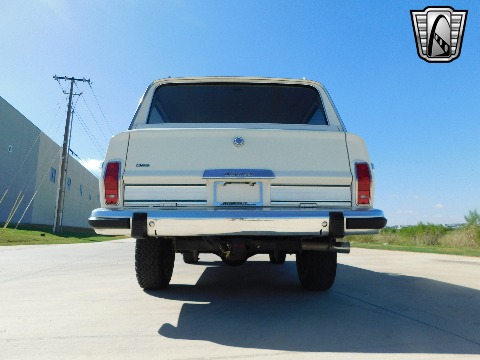 1985 Jeep Grand Wagoneer image 38