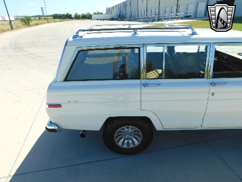 1985 Jeep Grand Wagoneer image 39