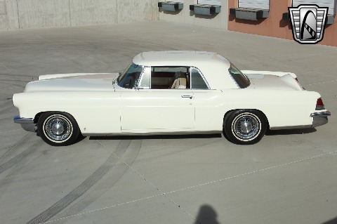 1956 Lincoln Continental image 9