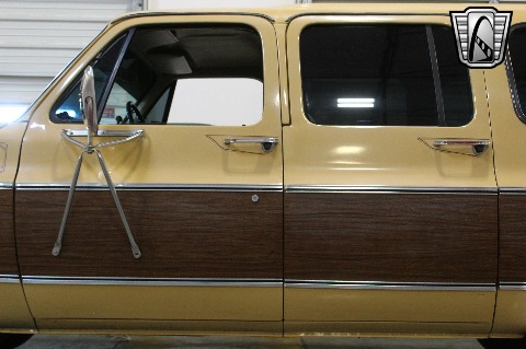 1975 Chevrolet Suburban image 29